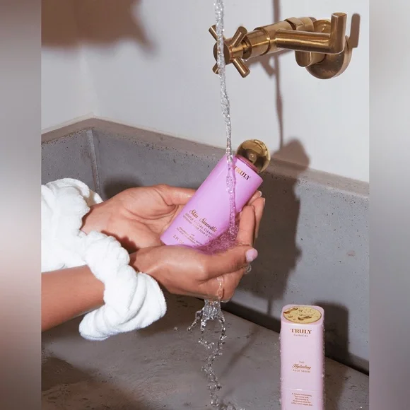 TRULY Skin Smoothie Gentle Facial Cleanser - Picture 3 of 9